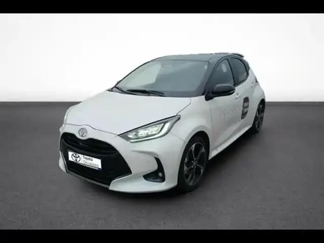 Biton blanc lunaire / toit noir Occasion 2025 Toyota Yaris Hybrid Berline | 25 890 € (Prix juste) - Image 1/4