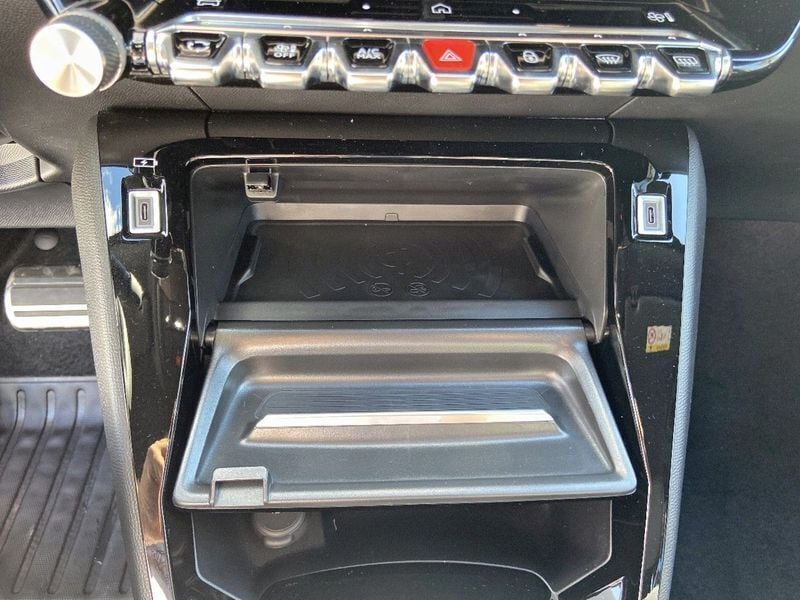 Nouvelle Peugeot 2008 GT 145 ch (106 kW) 2025 Blanc SUV