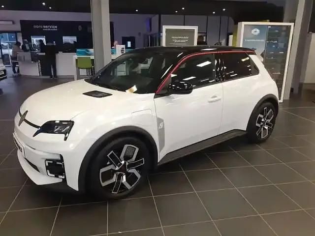 Blanc nacre / toit noir Occasion 2025 Renault 5 E-Tech Berline | 34 200 € (Prix assez cher) - Image 1/4