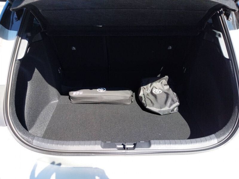 Gris Utilisé 2024 Toyota Corolla Sport Citadine | 31 790 € (Prix cher) - Image 1/1