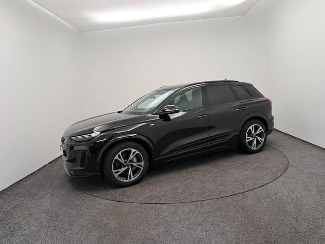 Noir mythic métallisé Utilisé 2025 Audi Q6 e-tron S-Line SUV | 72 900 € (Prix juste) - Image 1/4