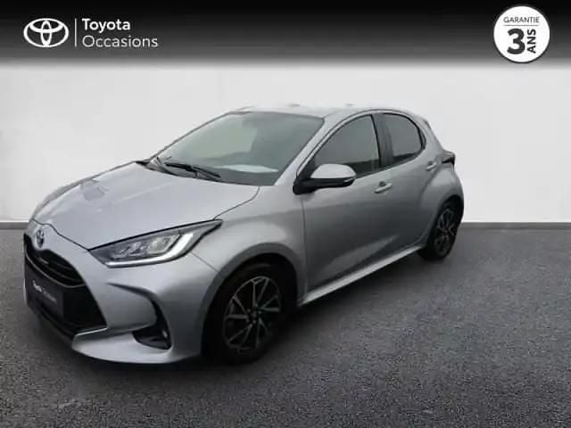 Gris minéral (m) Occasion 2023 Toyota Yaris Hybrid Design Berline | 20 480 € (Prix juste) - Image 1/4