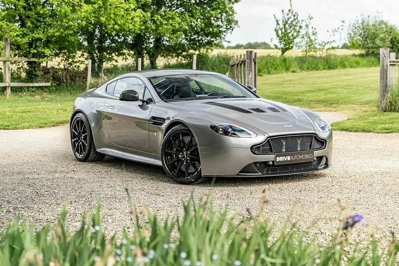 Gris Utilisé 2018 Aston Martin V12 Vantage Coupé | 139 990 € - Image 1/4