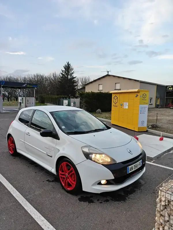 Utilisé 2010 Renault Clio III Trophy Berline | 13 000 € (Prix assez cher) - Image 1/4