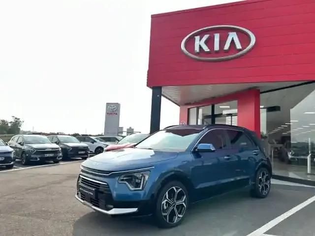 Bleu minéral métallisé/montant noir Utilisé 2023 Kia Niro Premium SUV | 34 780 € - Image 1/4