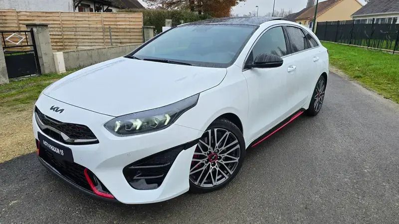 Blanc Utilisé 2023 Kia ProCeed GT 2 Citadine | 34 490 € - Image 1/4