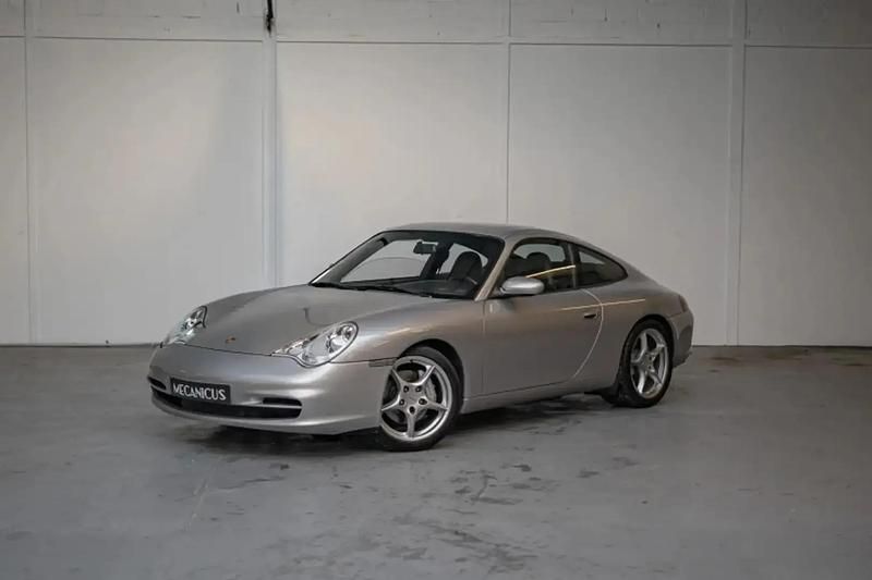 Gris Occasion 2002 Porsche 911 Carrera 4 Coupé | 36 900 € (Prix juste) - Image 1/4