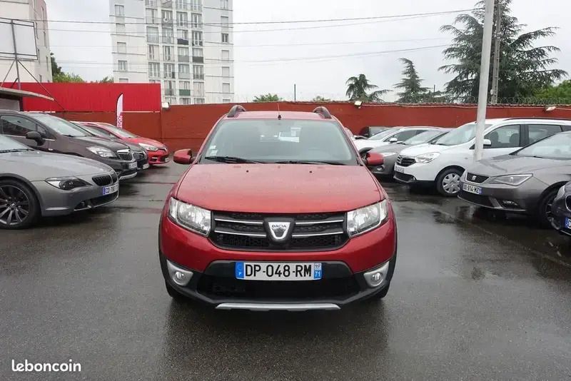 Rouge Utilisé 2015 Dacia Sandero Prestige Citadine | 6 990 € - Image 1/4