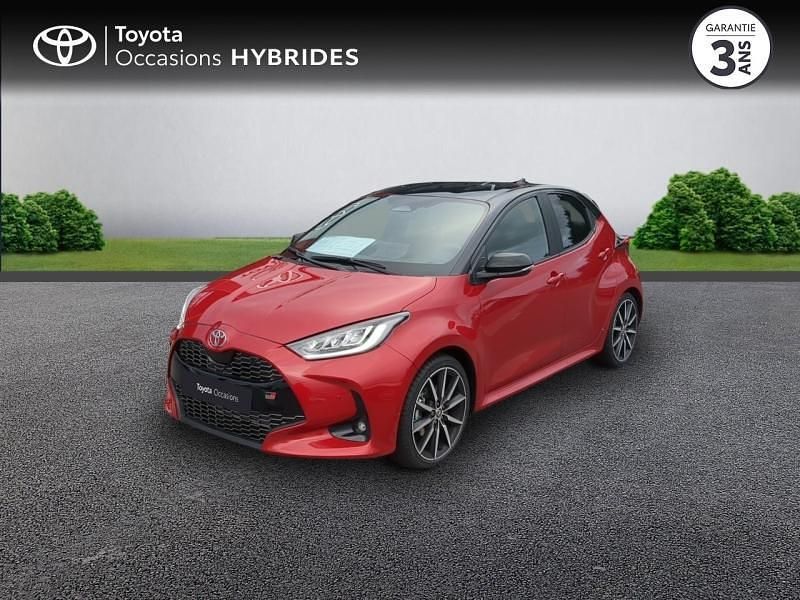 Biton rouge intense / toit noir Utilisé 2025 Toyota Yaris Hybrid Sport Berline | 26 990 € (Prix cher) - Image 1/4