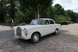 Blanc Utilisé 1966 Mercedes 200 Berline | 55 000 € - Image 1/4