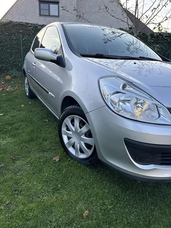 Utilisé 2009 Renault Clio II Rip Curl Berline | 4 900 € (Prix juste) - Image 1/4