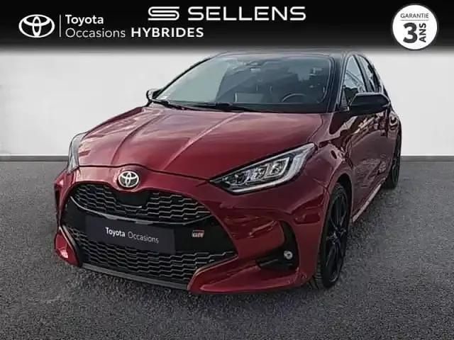 Biton rouge intense / toit noir Utilisé 2022 Toyota Yaris Hybrid Sport Berline | 23 490 € (Prix cher) - Image 1/4