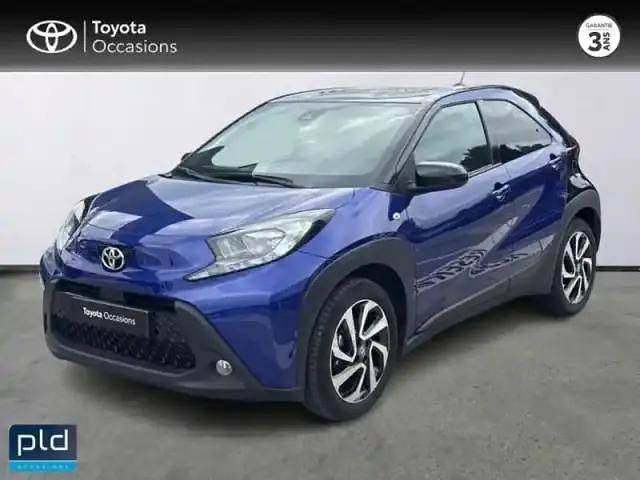 Biton bleu genièvre métal/toit noir Occasion 2024 Toyota Aygo X Design SUV | 13 990 € (Bon prix) - Image 1/4