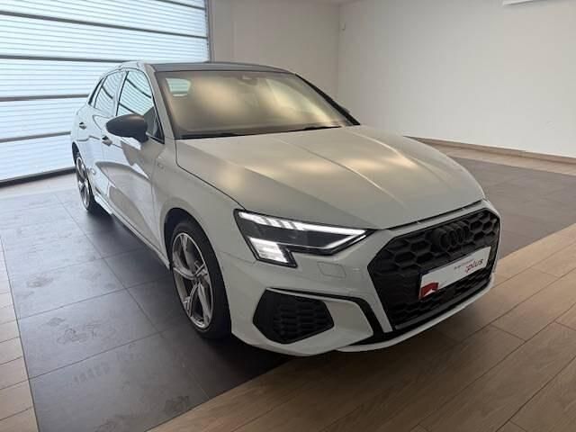 Blanc glacier métallisé Utilisé 2024 Audi A3 Sportback e-tron Competition Citadine | 44 690 € - Image 1/4