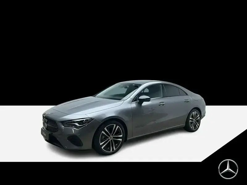 Gris Nouvelle 2024 Mercedes CLA180 Progressive Berline | 35 887 € (Prix juste) - Image 1/4