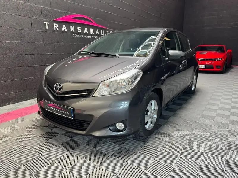 Gris Utilisé 2014 Toyota Yaris Active | 6 490 € - Image 1/4