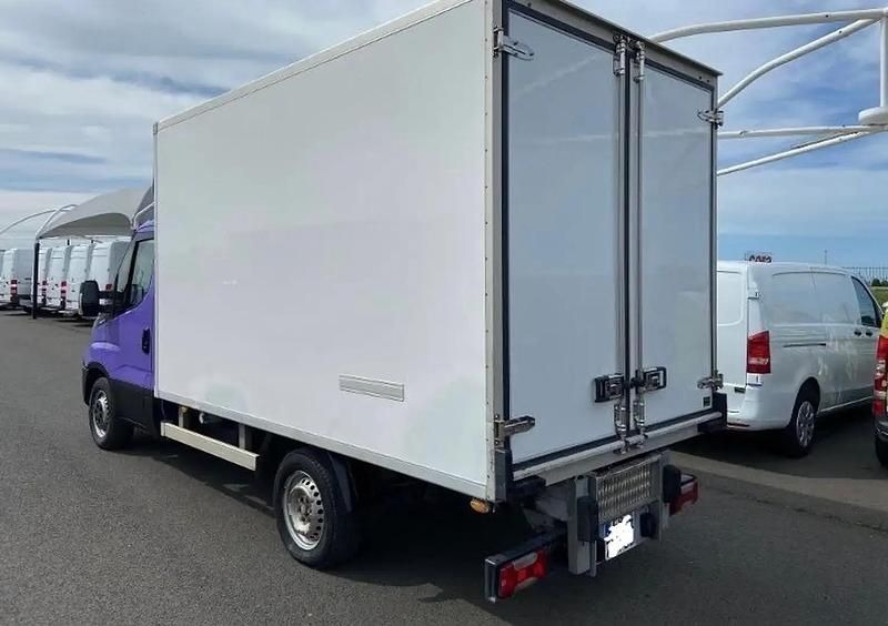 Blanc Utilisé 2016 Iveco Daily Van | 14 000 € - Image 1/4