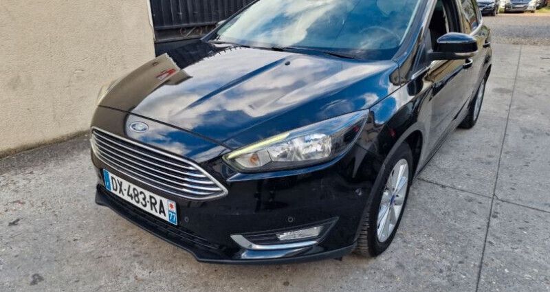 Noir Utilisé 2015 Ford Focus Titanium Berline | 5 950 € - Image 1/4