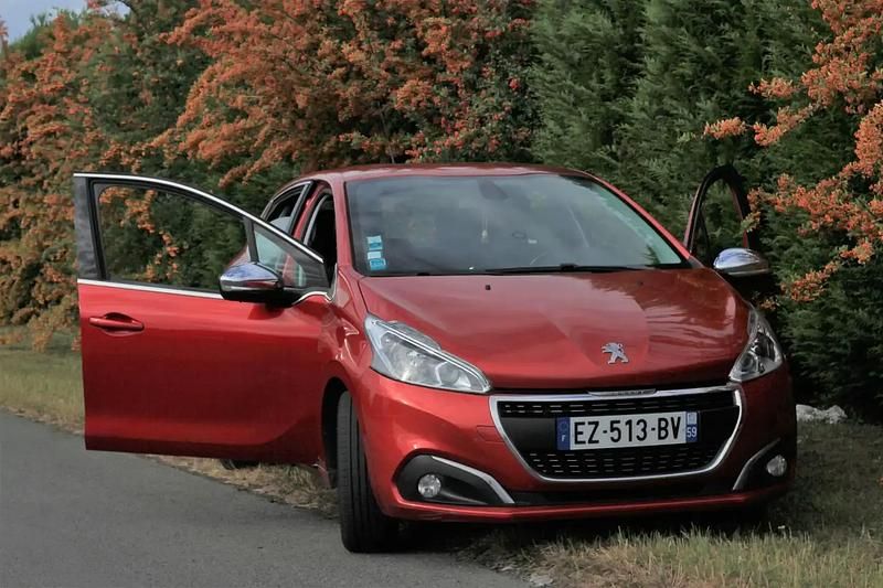 Rouge Utilisé 2018 Peugeot 208 S Citadine | 9 900 € (Prix juste) - Image 1/4