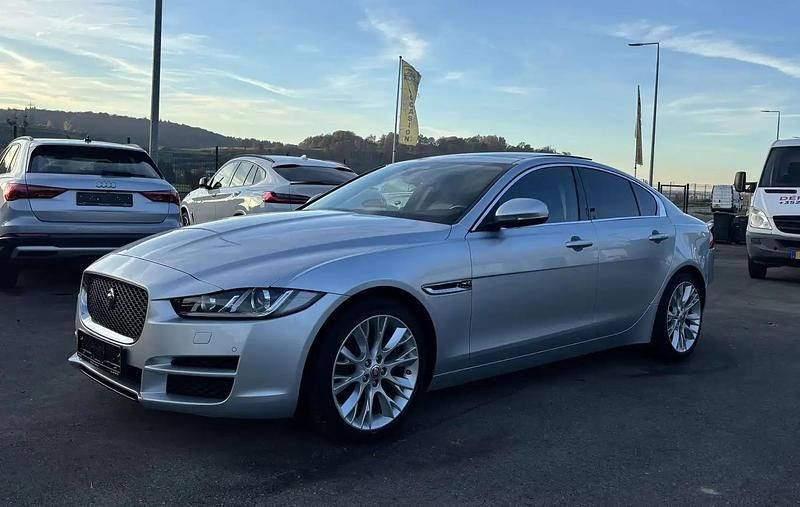 Occasion Jaguar XE Ingenium 179 ch (131 kW) 2018 Argent Berline