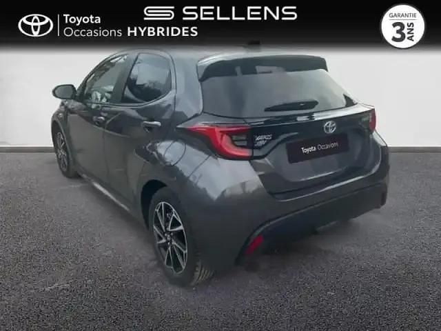 Occasion Toyota Yaris Hybrid Design 116 ch (85 kW) 2023 Gris atlas (m) Berline