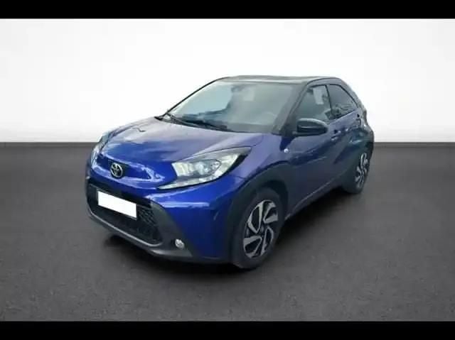 Biton bleu genièvre métal/toit noir Occasion 2024 Toyota Aygo X Design SUV | 14 990 € (Prix juste) - Image 1/4
