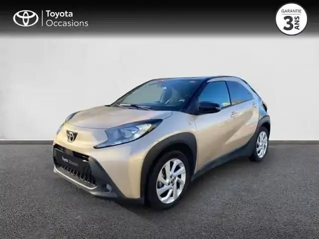 Biton beige gingembre métal/toit noir Occasion 2022 Toyota Aygo X Design SUV | 14 900 € (Prix juste) - Image 1/4