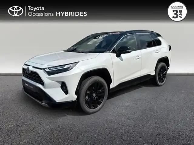 Blanc lunaire nacré/toit noir attitude Occasion 2025 Toyota RAV4 Hybrid SUV | 45 890 € (Prix assez cher) - Image 1/4
