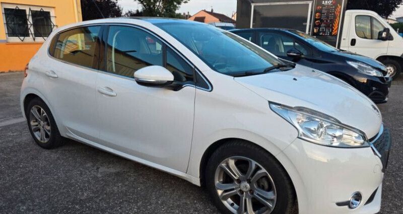 Blanc Utilisé 2012 Peugeot 208 Allure Citadine | 7 490 € (Prix assez cher) - Image 1/4