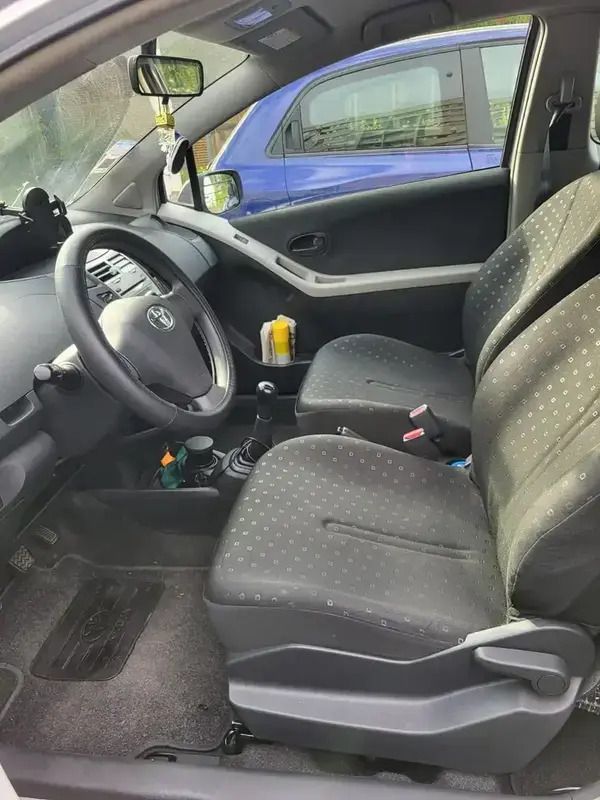 Gris Utilisé 2007 Toyota Yaris Luna Berline | 3 900 € (Prix juste) - Image 1/4