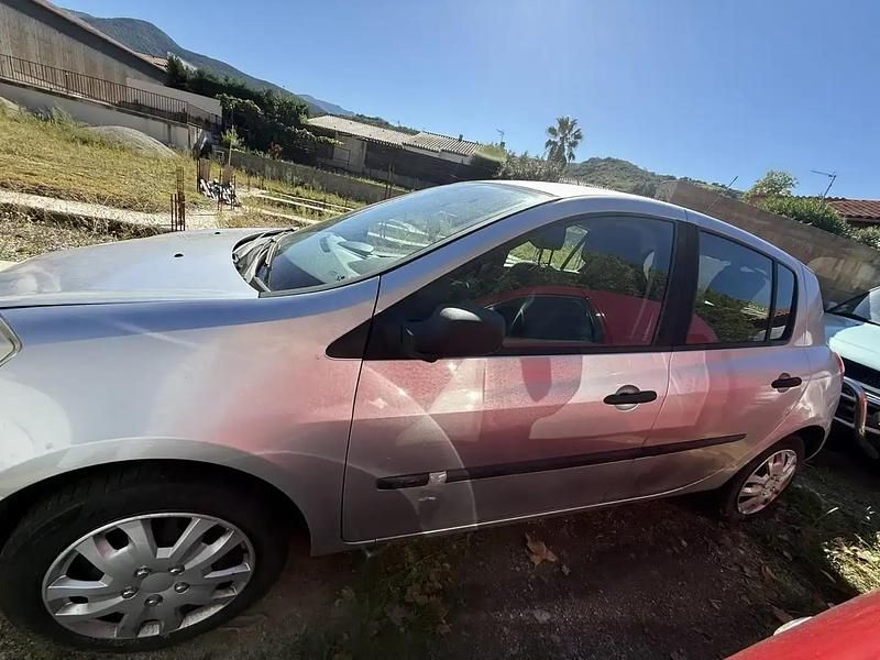 Utilisé 2006 Renault Clio II Dynamique Berline | 1 000 € - Image 1/4