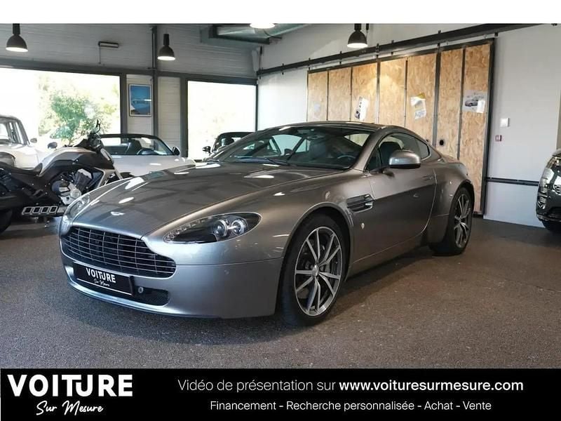 Gris Occasion 2010 Aston Martin V8 Vantage Coupé | 62 990 € (Prix juste) - Image 1/4