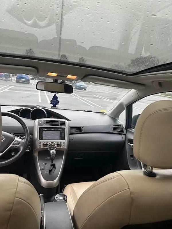 Bleu Occasion 2010 Toyota Verso Lounge Monospace | 6 200 € - Image 1/4