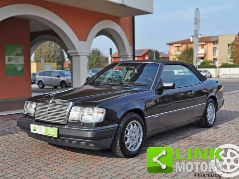 Noir Utilisé 1993 Mercedes E300 Cabriolet | 27 500 € - Image 1/4