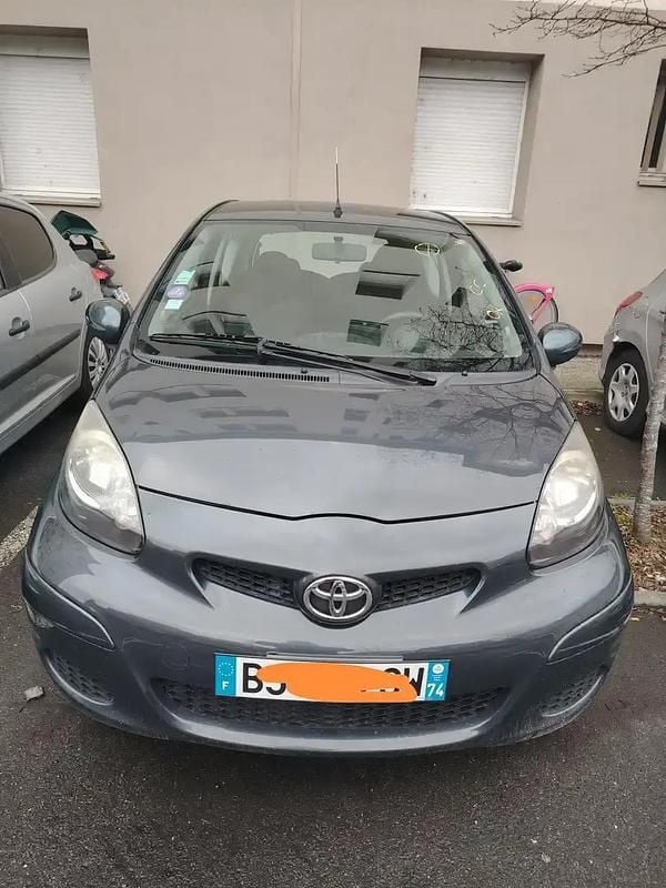 Occasion Toyota Aygo 68 ch (50 kW) 2011 Argent Citadine