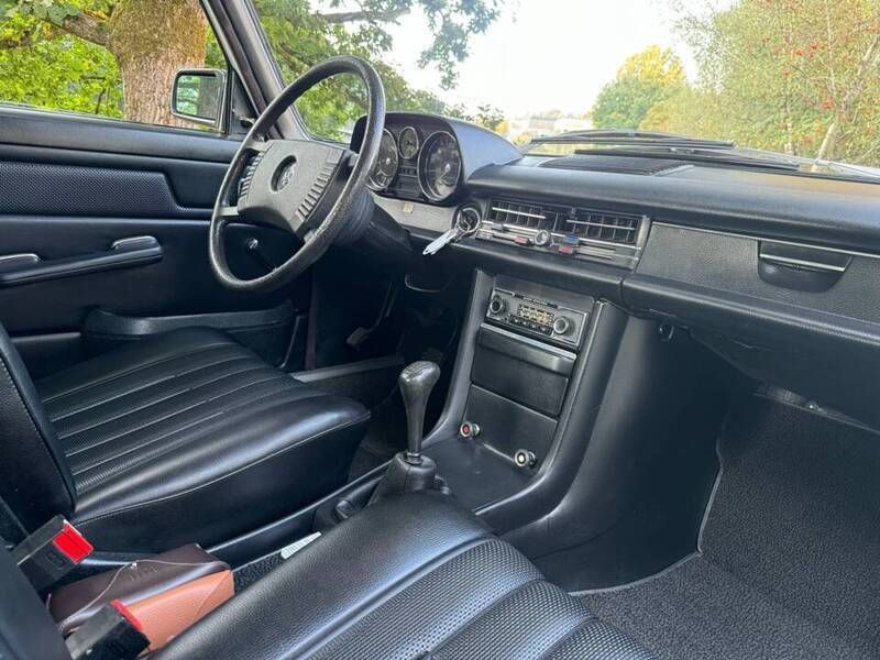 Occasion Mercedes 200 95 ch (69 kW) 1975 Argent Berline