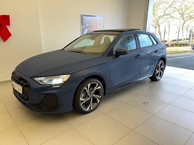 Bleu ascari métallisé Utilisé 2025 Audi A3 Sportback e-tron S-Line Berline | 53 590 € - Image 1/4