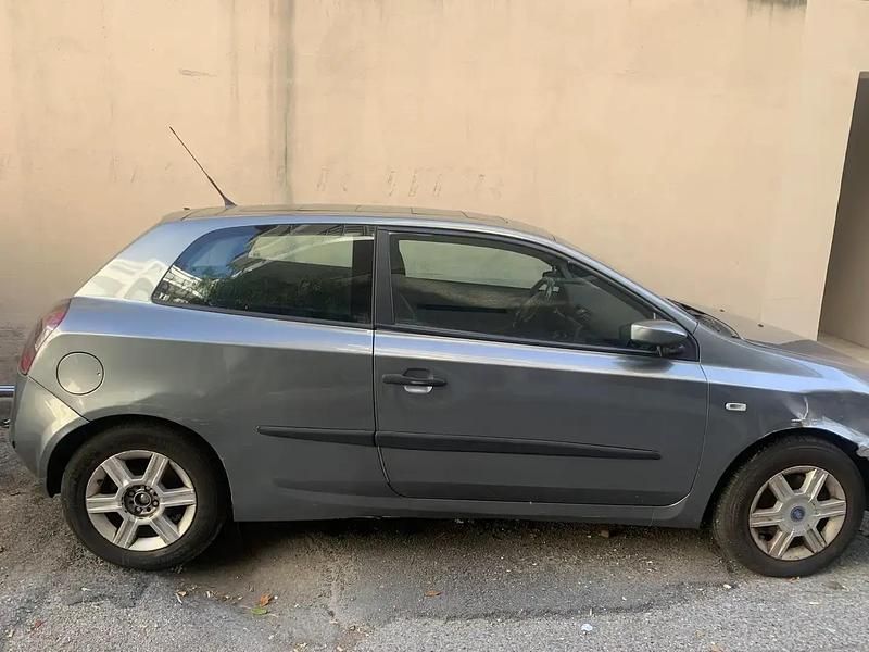 Gris Occasion 2005 Fiat Stilo Berline | 1 200 € - Image 1/2