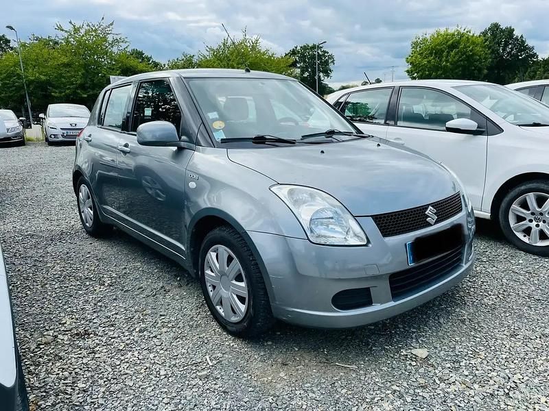 Gris Utilisé 2006 Suzuki Swift GL Berline | 5 500 € - Image 1/4
