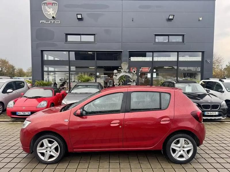 Rouge Utilisé 2017 Dacia Sandero Lauréate Berline | 6 990 € (Bon prix) - Image 1/4