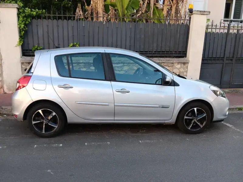Gris Utilisé 2011 Renault Clio III Berline | 6 850 € (Prix juste) - Image 1/4
