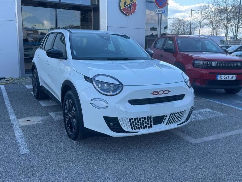 Ice white Utilisé 2025 Fiat 600E Red SUV | 27 990 € (Prix juste) - Image 1/4