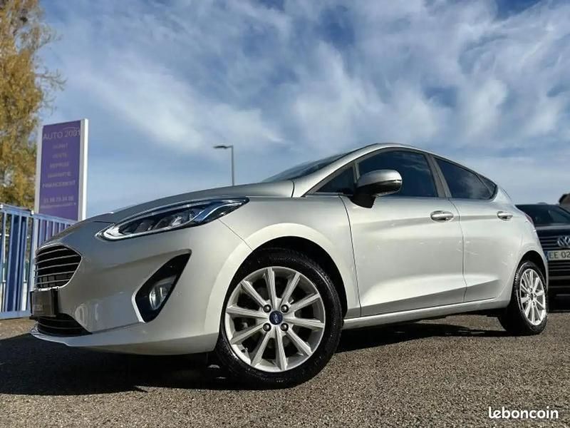 Gris Occasion 2018 Ford Fiesta Titanium Berline | 7 990 € (Prix juste) - Image 1/4