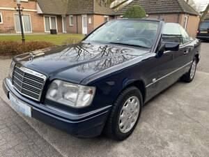 Bleu Occasion 1996 Mercedes E200 Cabriolet | 28 750 € - Image 1/4