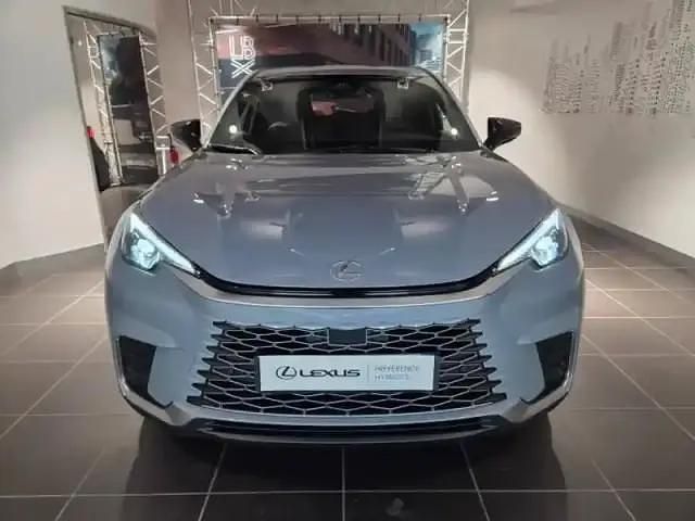 Gris manhattan métallisé Occasion 2025 Lexus LBX SUV | 33 990 € (Bon prix) - Image 1/3