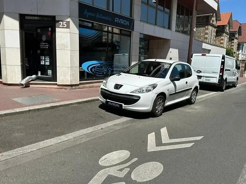 Blanc Utilisé 2010 Peugeot 206 Urban Move Citadine | 3 490 € (Prix juste) - Image 1/4