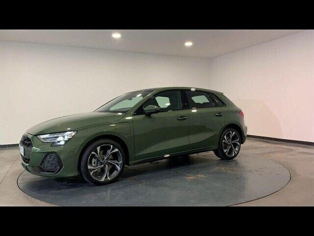 Vert district métallisé Utilisé 2025 Audi A3 Sportback e-tron S-Line Berline | 50 999 € - Image 1/4