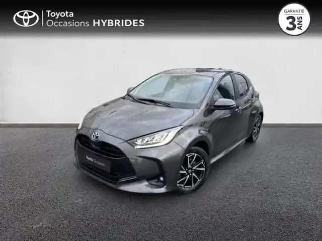Gris atlas (m) Occasion 2023 Toyota Yaris Hybrid Design Berline | 18 990 € (Prix juste) - Image 1/4