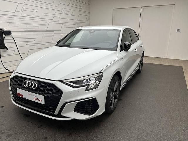 Blanc glacier métallisé Utilisé 2024 Audi A3 Sportback e-tron Competition Berline | 39 790 € (Prix cher) - Image 1/4