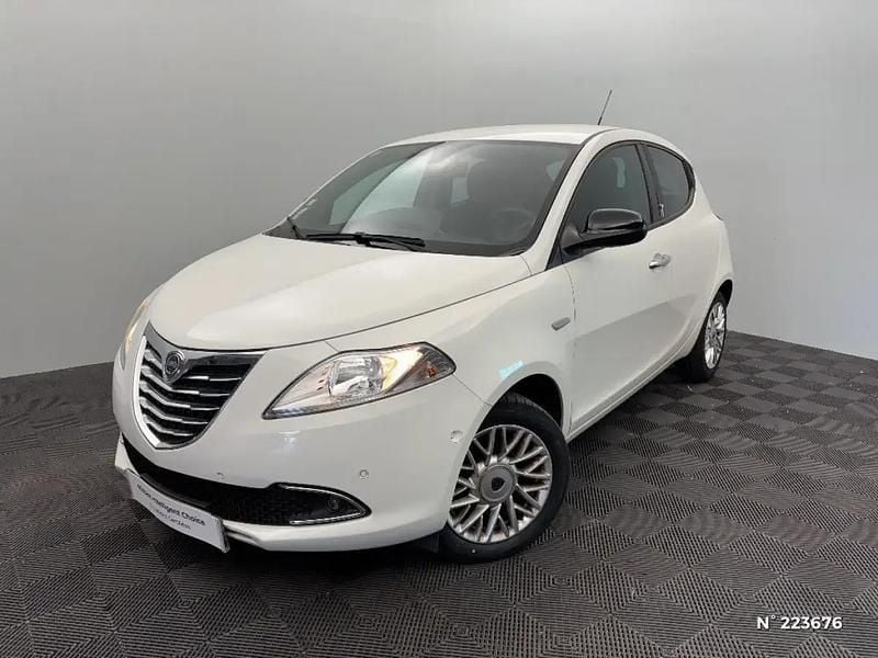 Blanc Utilisé 2014 Lancia Ypsilon Gold Citadine | 7 990 € (Prix juste) - Image 1/4